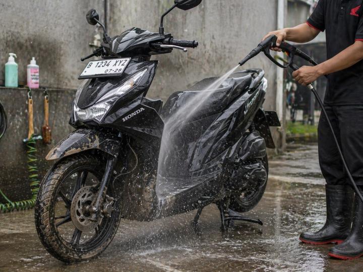 Musim Hujan Datang, Perawatan Motor Honda Tak Bisa Diabaikan